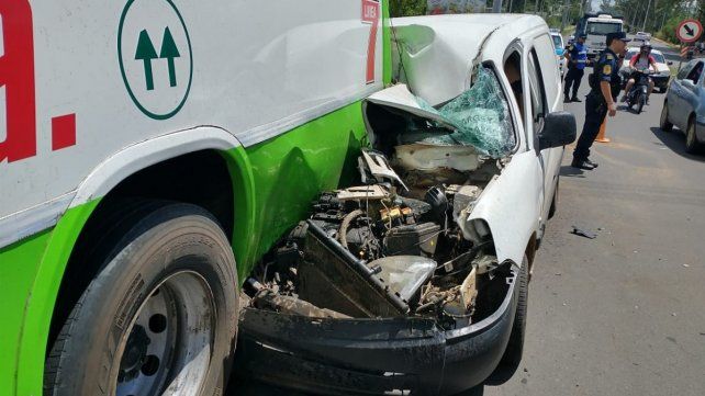 Utilitario se incrustó debajo de un colectivo en Concordia