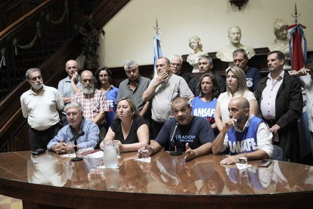 Referentes de los gremios de Rosario realizaron una conferencia de prensa para presentar un documento por la paz.