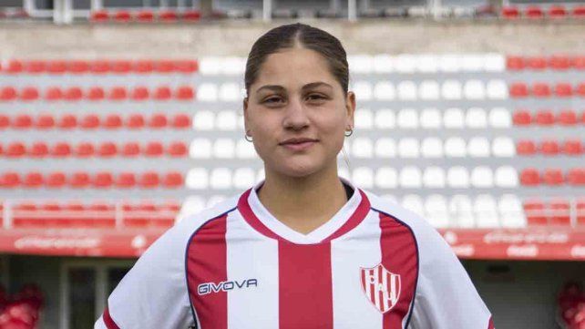 Feliz. Lucía Almada fue presentada oficialmente y volvió a posar con los colores del conjunto santafesino.