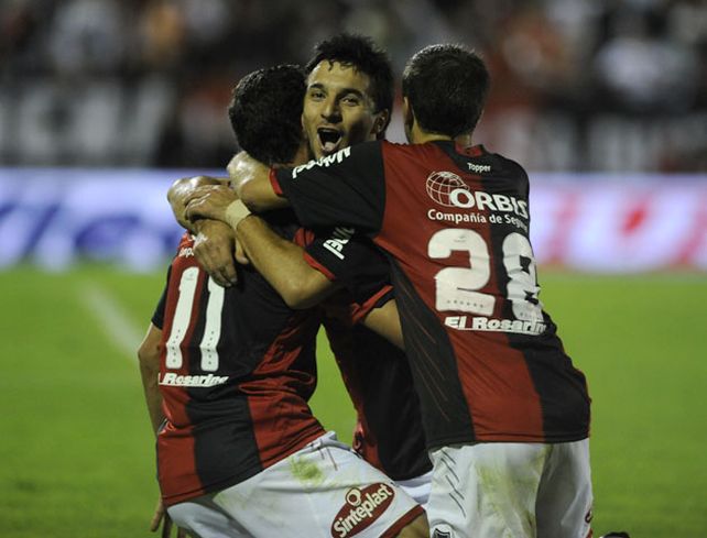Scocco y Tonso se funden en un abrazo con Maxi Rodríguez que logró la victoria para Newells en tiempo de descuento. (Foto: H. Rio)