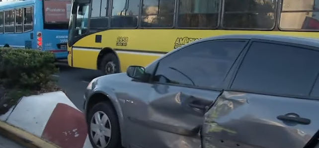 Chocan un colectivo y dos autos en el Metrobús Norte: pasajeros heridos