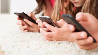 Psicóloga de Paraná advierte que el uso excesivo de pantallas o celulares en menores de 12 años afecta creatividad, socialización y salud.