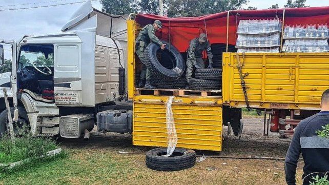 Detectan neumáticos de contrabando en el puente Victoria-Rosario