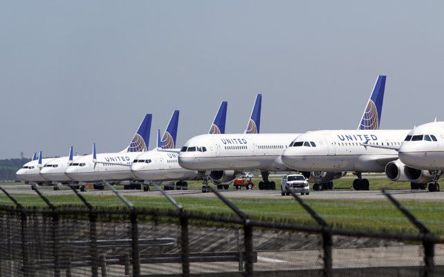 Aviones de United Airlines en el Aeropuerto Intercontinental George Bush en Houston. Con más personas que se sienten cada vez más cómodas viajando ahora que se están aplicando las vacunas, las aerolíneas están tratando de satisfacer la demanda reprimida agregando vuelos en todo el mundo.