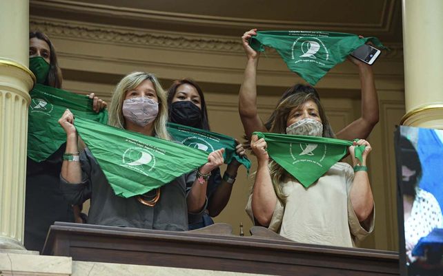 Emoción en los festejos en Argentina por la legalización del aborto
