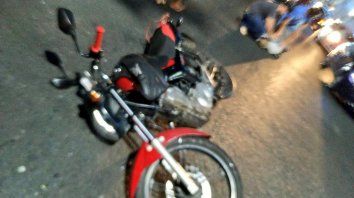 Video: un grupo de vecinos detuvo a un motochorro en pleno centro hasta la llegada de un patrullero Video: un grupo de vecinos detuvo a un motochorro en pleno centro hasta la llegada de un patrullero