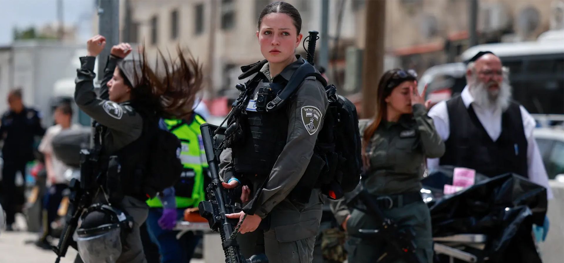 El personal de emergencia israelí responde a un presunto ataque con arma blanca contra un policía fronterizo. El agresor fue asesinado a tiros por agentes que se encontraban en el lugar, Jerusalén. Fotografía: Ammar Awad/Reuters El personal de emergencia israelí responde a un presunto ataque con arma blanca contra un policía fronterizo. El agresor fue asesinado a tiros por agentes que se encontraban en el lugar, Jerusalén. Fotografía: Ammar Awad/Reuters