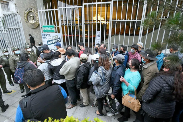 Filas de ahorristas intentan ingresar al Banco Central en La Paz para comprar dólares.&nbsp;