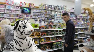 Para los dueños de comercios, el problema de fondo es que los sueldos están contraídos, y eso hace que cada familia mida mucho más los gastos.