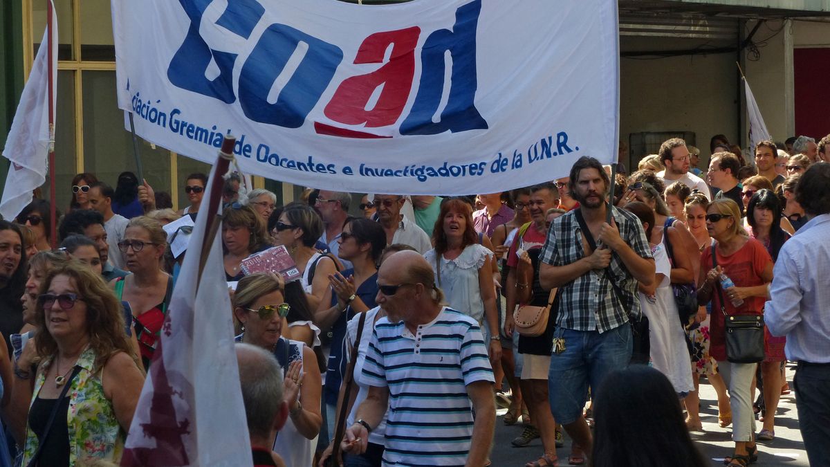 Los docentes de la UNR y de la UTN paran hoy por más presupuesto y ...
