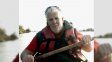 El periodista Norman Robson era buscado desde ayer en el río Gualeguay, cuando había salido en kayak. Fue encontrado hoy debajo de un árbol y fue hospitalizado.