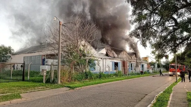 El importante incendio en los galpones del Puerto de Santa Fe dejó pérdidas totales para la empresa