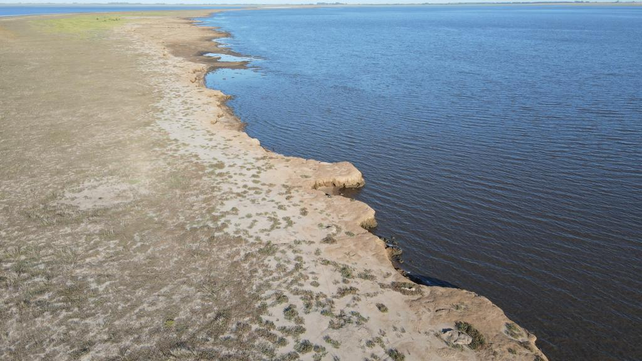 En lo que fue su peor inundación, en 2017 y dónde casi el pueblo queda sepultado por las aguas, a este presente de sequía extrema