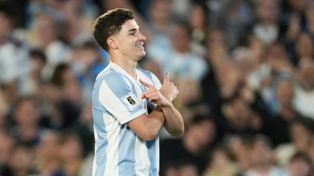 Julián Alvarez marcó el primer de Argentina ante Brasil tras una gran asistencia de Thiago Almada.