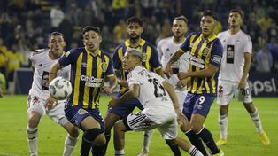 OConnor, Mallo y Cervera buscan desnivelar en medio de muchos jugadores de Riestra. Una postal del partido.