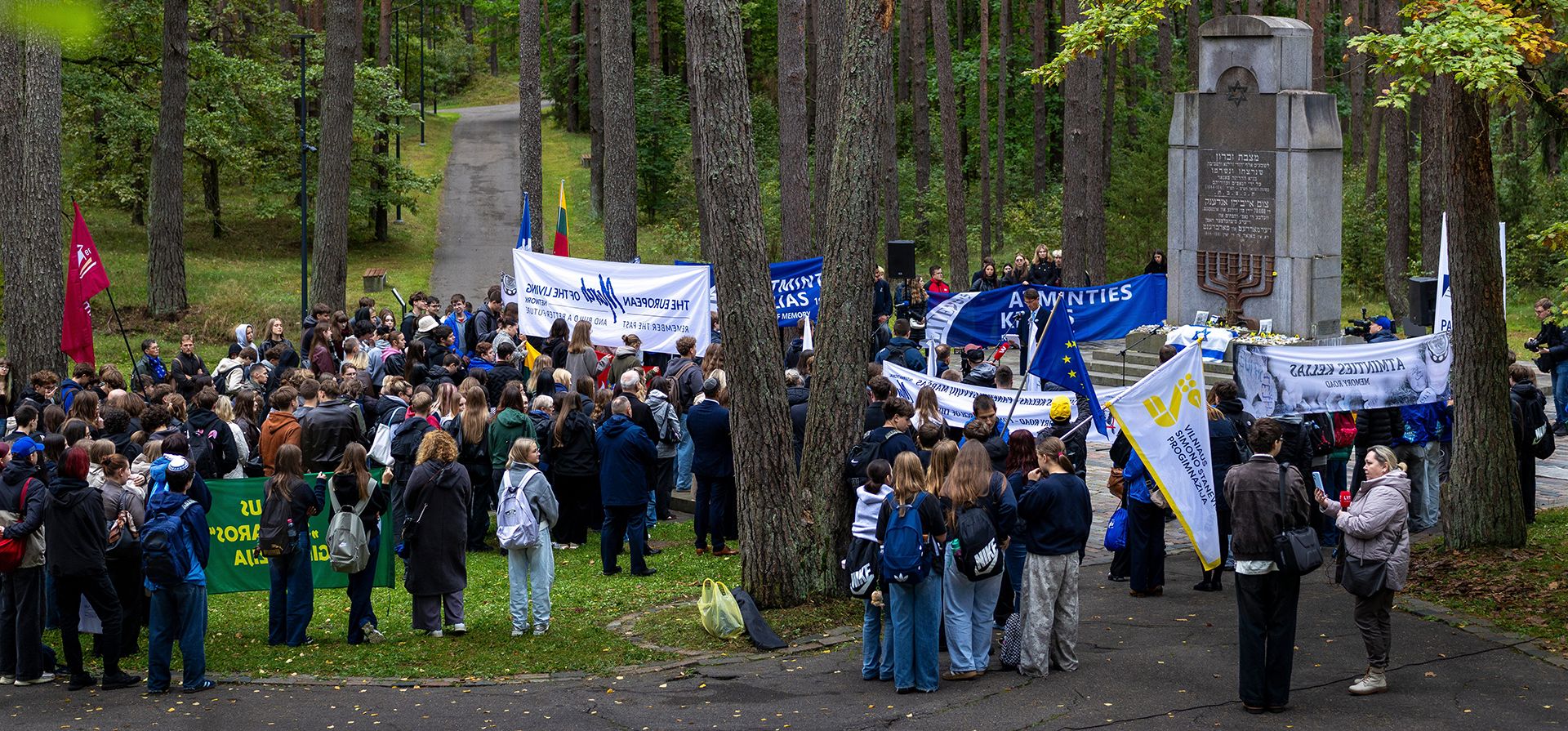 Personas se congregan en el monumento Paneriai, en memoria de los judíos de Vilna asesinados por los nazis durante la Segunda Guerra Mundial, durante una simbólica "Marcha de la Vida" en Vilna, Lituania, el martes 22 de septiembre de 2026. (Foto AP/Mindaugas Kulbis) Personas se congregan en el monumento Paneriai, en memoria de los judíos de Vilna asesinados por los nazis durante la Segunda Guerra Mundial, durante una simbólica "Marcha de la Vida" en Vilna, Lituania, el martes 22 de septiembre de 2026. (Foto AP/Mindaugas Kulbis)