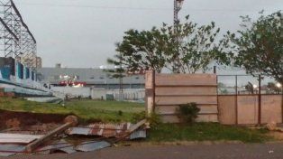 La tormenta provocó la caída de un tapial del club Peñarol en Paraná