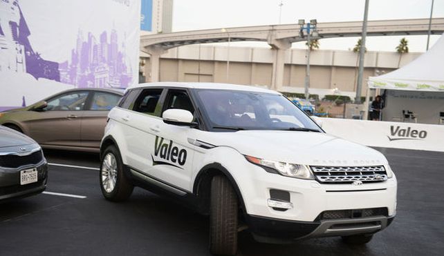 No hay nadie dentro de un Range Rover en un estacionamiento de Las Vegas. Sin embargo se mueve suavemente