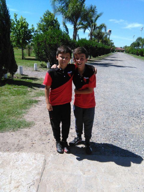 Máximo Johnston junto a su hermano mellizo el 4 de diciembre de 2016