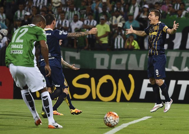 Marco Ruben festeja el gol de penal que le da la victoria al canalla en Medellín.&nbsp;