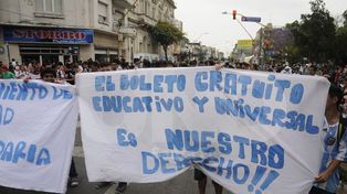 Estudiantes secundarios cortan Avenida Rivadavia