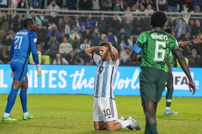 Carboni se lamenta tras la derrota a manos de Nigeria.