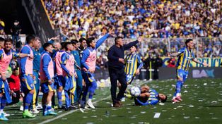 Cinco minutos del clásico que inició con gran intensidad y ya un amonestado para cada uno