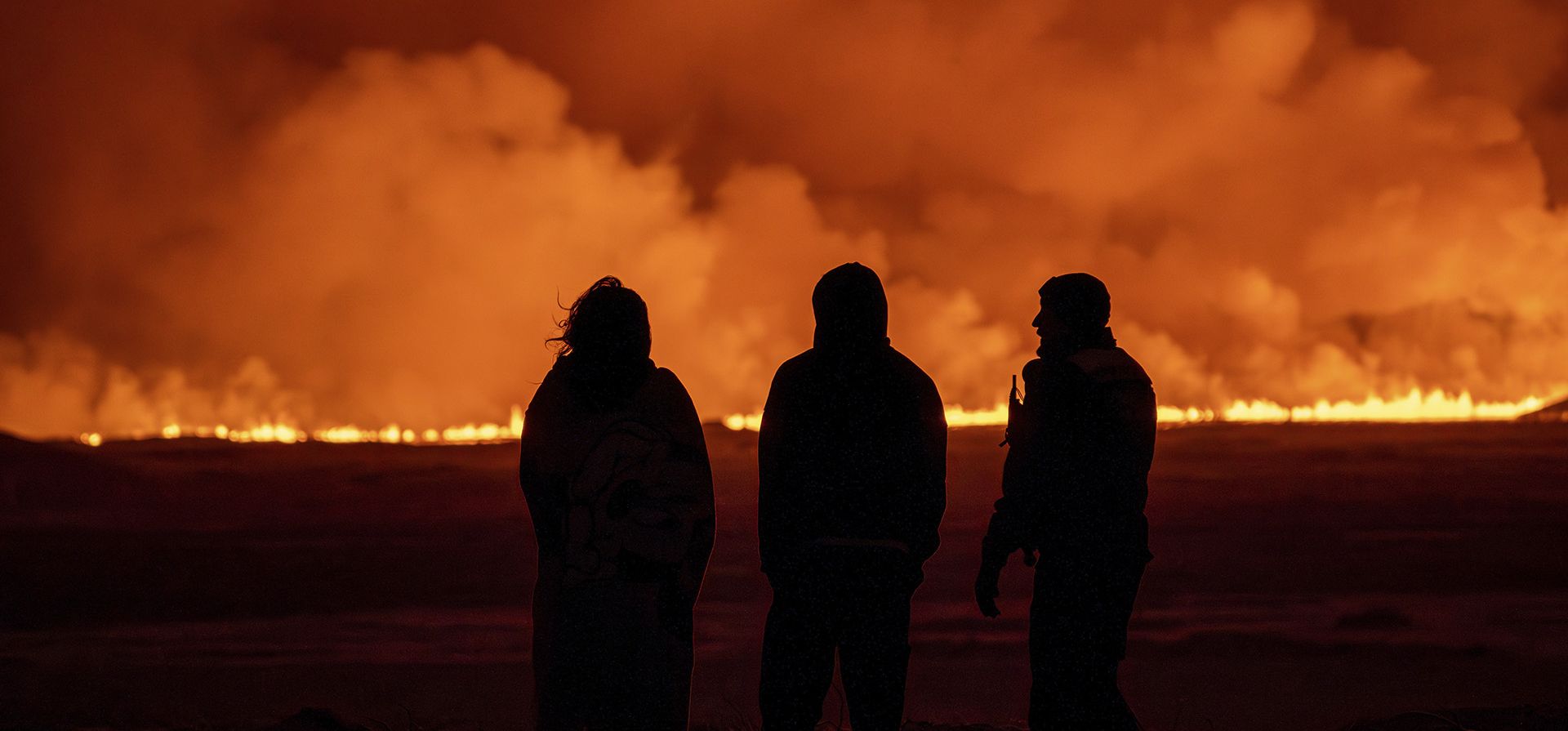 La gente mira cómo el cielo nocturno se ilumina causada por la erupción de un volcán en Grindavik en la península de Reykjanes de Islandia, lunes 18 de diciembre de 2023. (AP Photo/Marco Di Marco) La gente mira cómo el cielo nocturno se ilumina causada por la erupción de un volcán en Grindavik en la península de Reykjanes de Islandia, lunes 18 de diciembre de 2023. (AP Photo/Marco Di Marco)