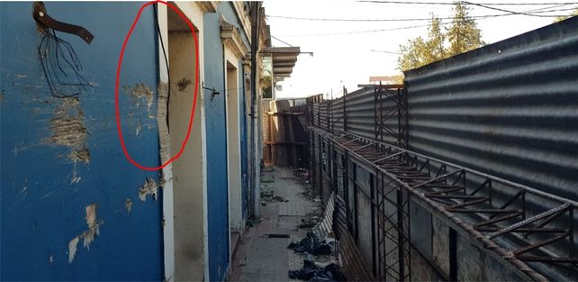 Los inquilinos se colgaron del servicio eléctrico de los comercios vecinos.&nbsp;