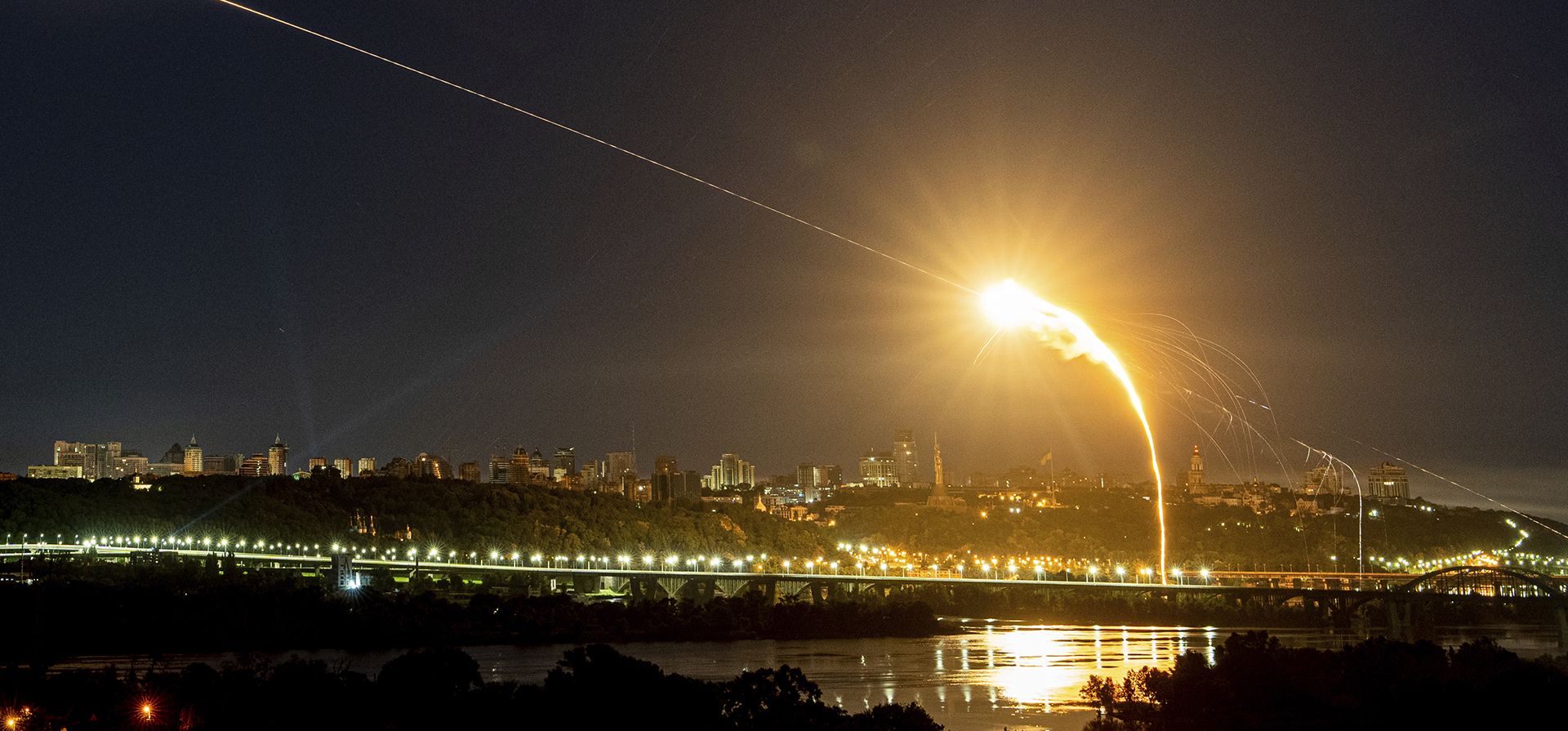 La defensa aérea ucraniana intercepta un dron Shahed en el aire en el tercer ataque aéreo de Rusia contra la capital en las últimas 24 horas en Kiev, Ucrania, el martes 30 de mayo de 2023. (Foto AP/Evgeniy Maloletka) La defensa aérea ucraniana intercepta un dron Shahed en el aire en el tercer ataque aéreo de Rusia contra la capital en las últimas 24 horas en Kiev, Ucrania, el martes 30 de mayo de 2023. (Foto AP/Evgeniy Maloletka)