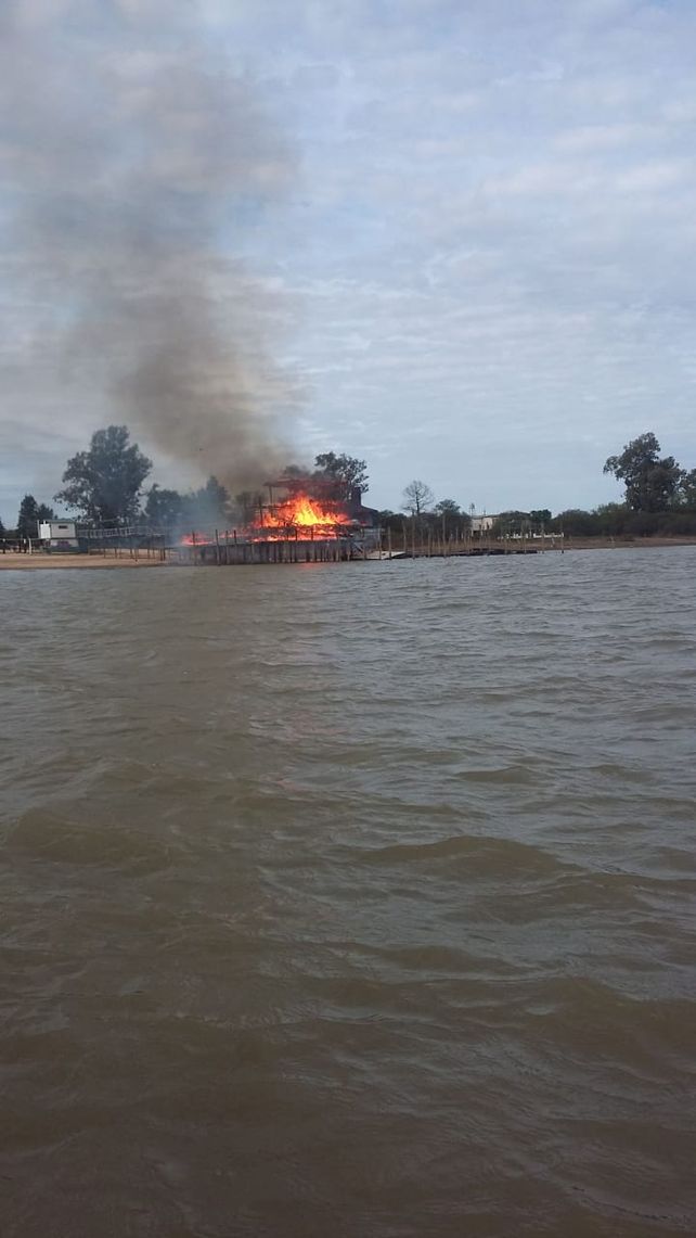 El parador de la isla Pura Vida quedó reducido a cenizas