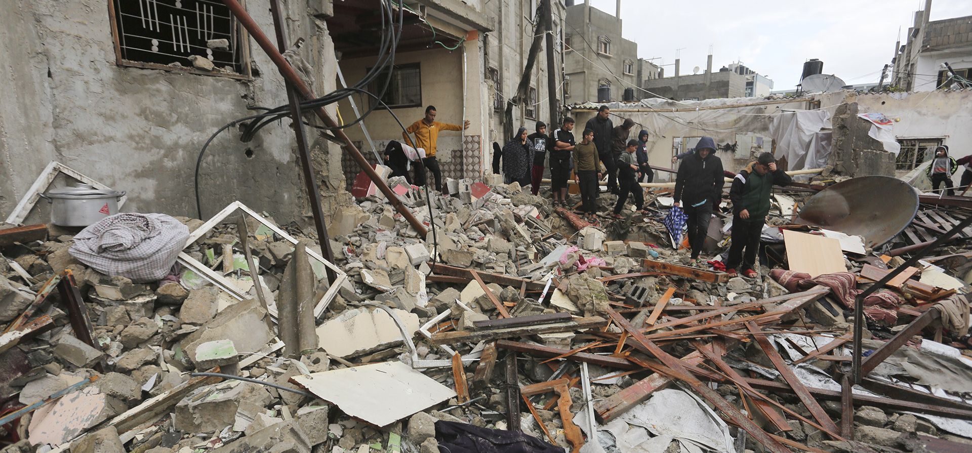 Ciudadanos palestinos observan la destrucción después de los ataques israelíes en Rafah, Franja de Gaza, el miércoles 15 de noviembre de 2023. (Foto AP/Hatem Ali) Ciudadanos palestinos observan la destrucción después de los ataques israelíes en Rafah, Franja de Gaza, el miércoles 15 de noviembre de 2023. (Foto AP/Hatem Ali)