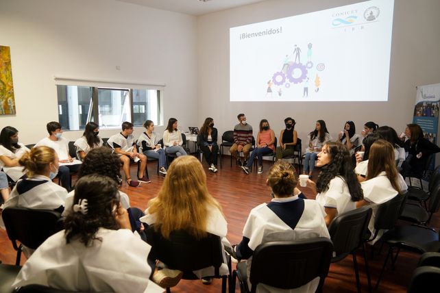 Jóvenes becarias y becarios compartieron su tarea diaria con los alumnos.
