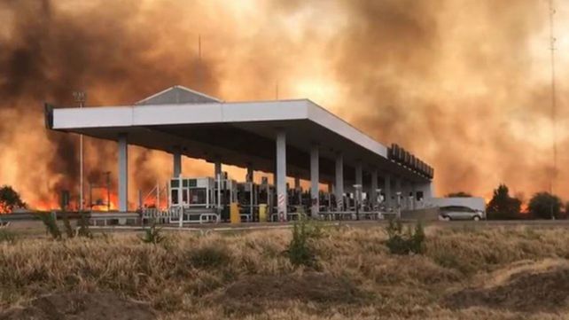 Impresionante incendio en Córdoba a metros de una estación de servicio