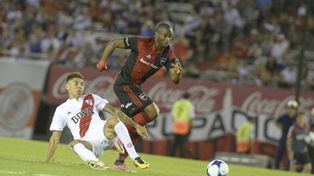 Leal sigue de pie. La Pantera marcó un gol en cancha de River en 2017, la última vez que Newells ganó en Buenos Aires.