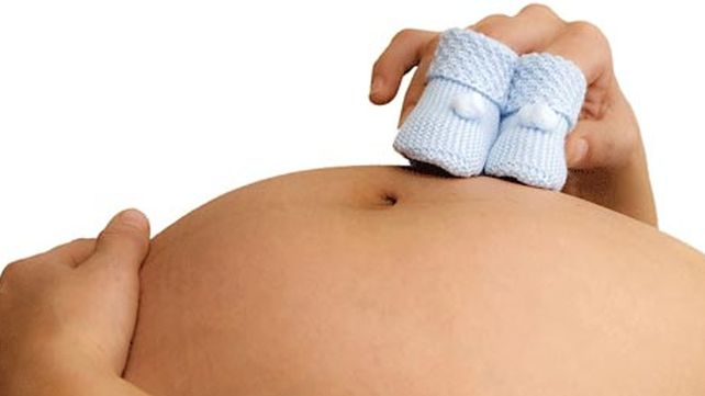 La razón por la que los bebés patean durante el embarazo