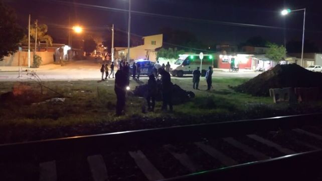 Las victimas quedaron tendidas en las vías y fueron trasladadas en dos ambulancias al hospital de Baigorria.