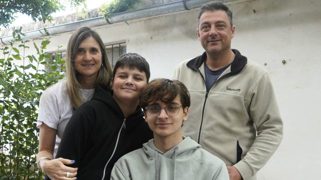 Matías Bottoni y su familia en su casa de San Jerónimo Sud