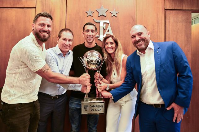 Broun, Holan, Di María, Cristinziano y Belloso tras recibir el trofeo de la Liga 2025.