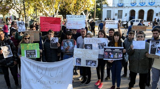 chicos auto disparos tiros policia cuatro adolescentes niños muertos asesinados accidente siniestro vial
