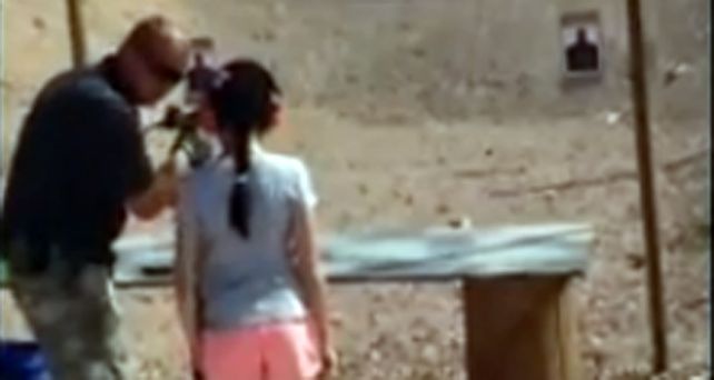 La fuerza del retroceso del arma le impidió a la nena tomar el control.