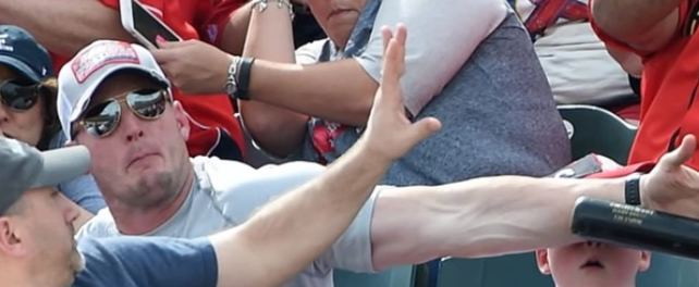 Impresionante: el padre que salvó a su hijo de un bate volador