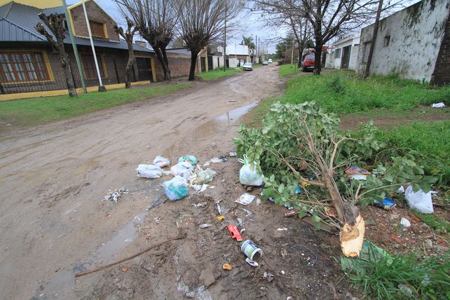 Desde siempre. En calle Groussac hace 33 años que los vecinos esperan por el pavimento.