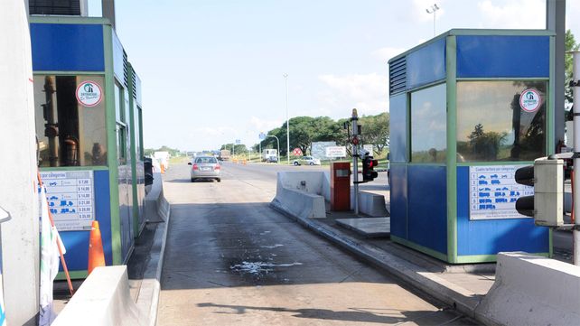 Barreras levantadas en los peajes de la autopista a Santa Fe.