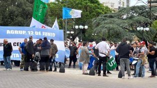 Choferes de las empresas Ersa y Mariano Moreno se manifiestan frente a la Municipalidad de Paraná exigiendo respuestas concretas sobre su futuro laboral