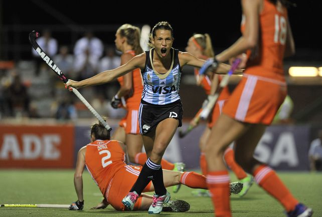 Con el alma. Delfina Merino acaba de convertir cuando iban apenas 4 minutos y las holandesas se observan vencidas. (Leonardo Vincenti)