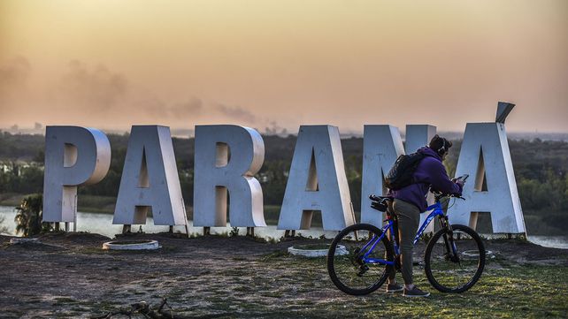 En la tarde de este domingo el incendio seguía largando humo. 