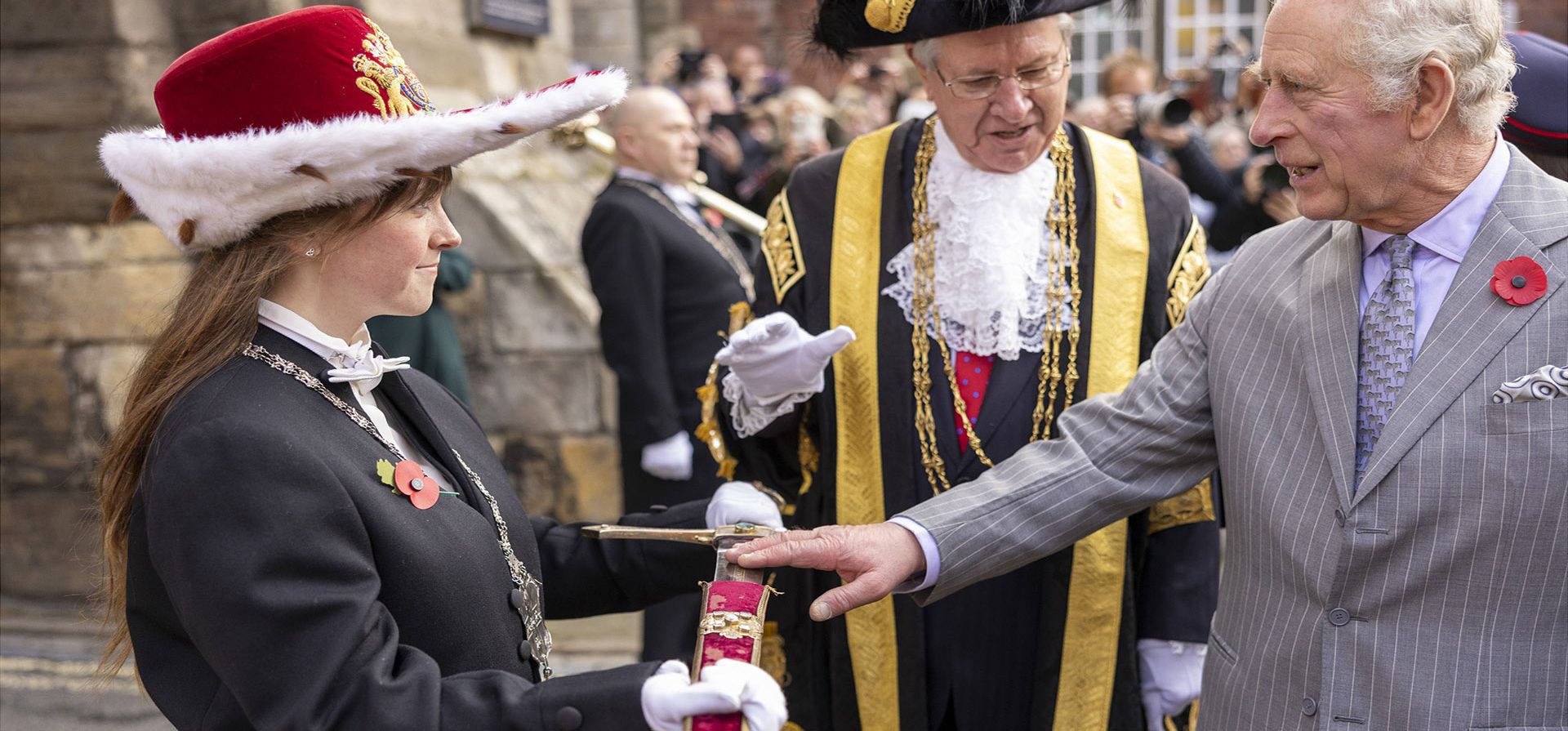 El rey Carlos III de Gran Bretaña toca una espada, que simboliza su bienvenida formal a la ciudad, durante una ceremonia en Micklegate Bar, donde tradicionalmente se da la bienvenida al Soberano a la ciudad, en York, Inglaterra, el miércoles 9 de noviembre de 2022.