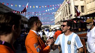 Qatar 2022. Se dan la mano un argentino y un neerlandés en las calles de Ámsterdam. Este viernes a las 16 horas juegan Argentina vs Nederland.&nbsp;