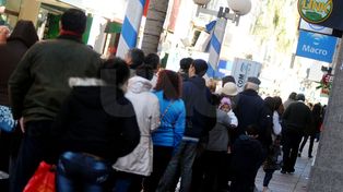 Un intendente quiere cobrar una tasa a las filas de los bancos y el uso del asfalto